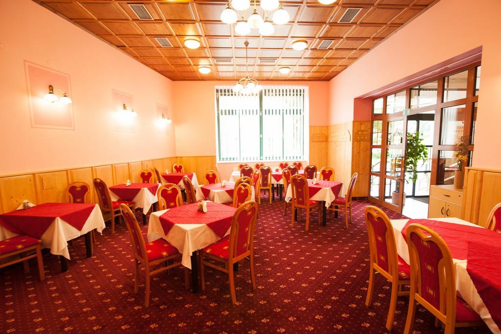 Sport-V-Hotel Хротовице Экстерьер фото