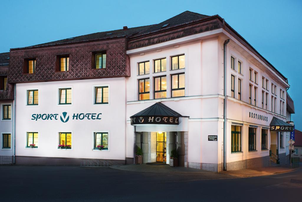 Sport-V-Hotel Хротовице Экстерьер фото