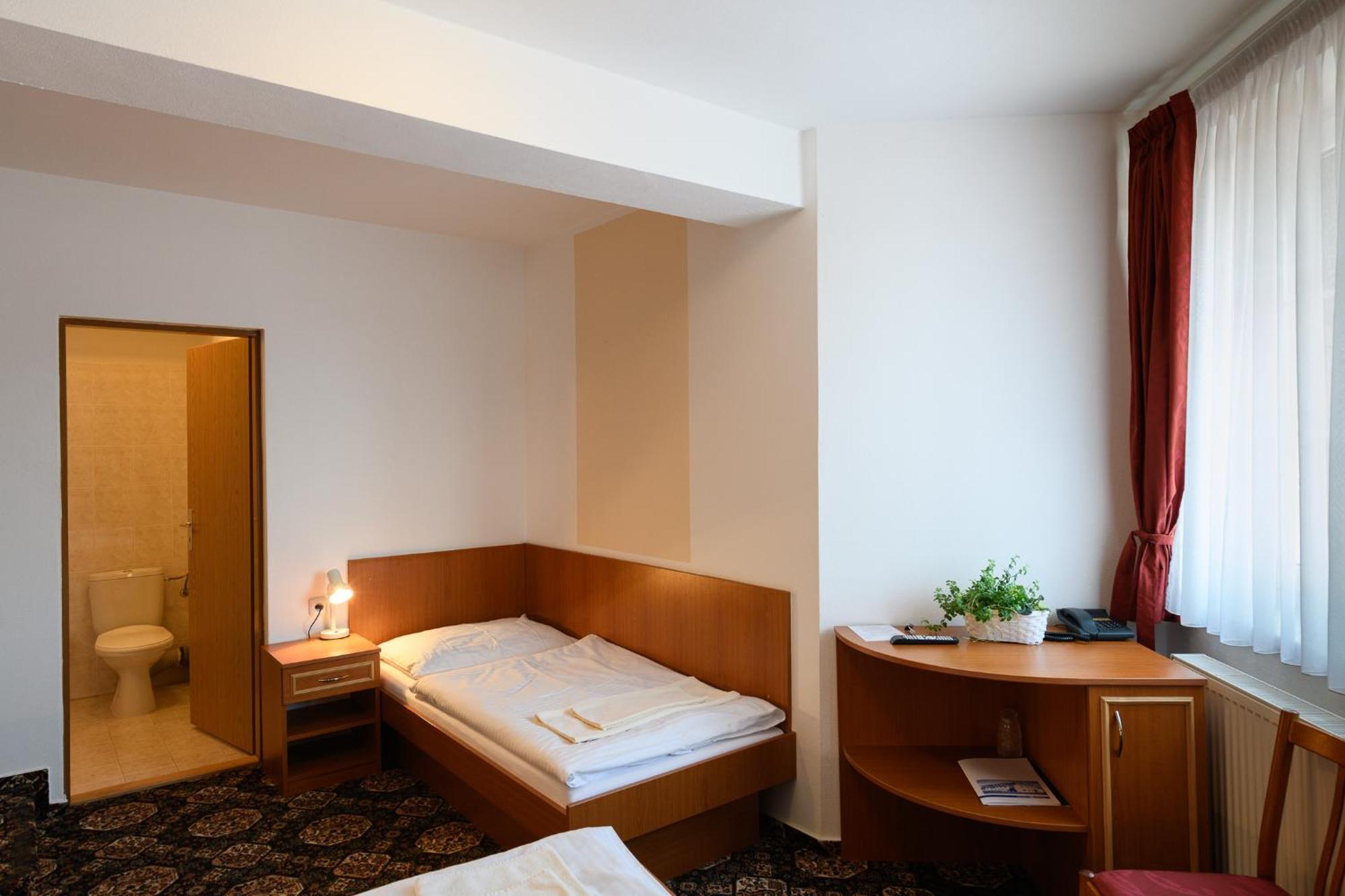 Sport-V-Hotel Хротовице Экстерьер фото
