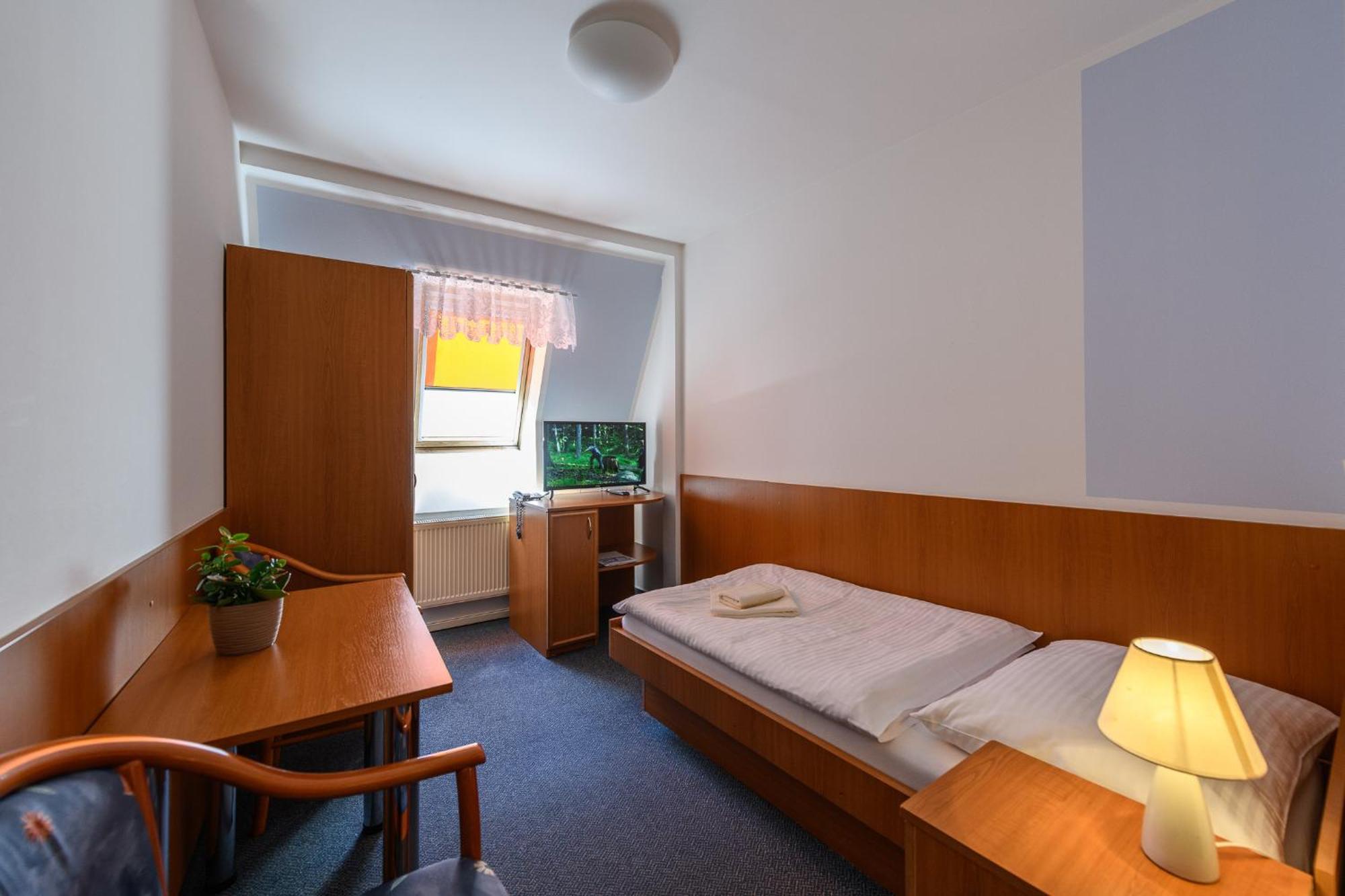 Sport-V-Hotel Хротовице Экстерьер фото