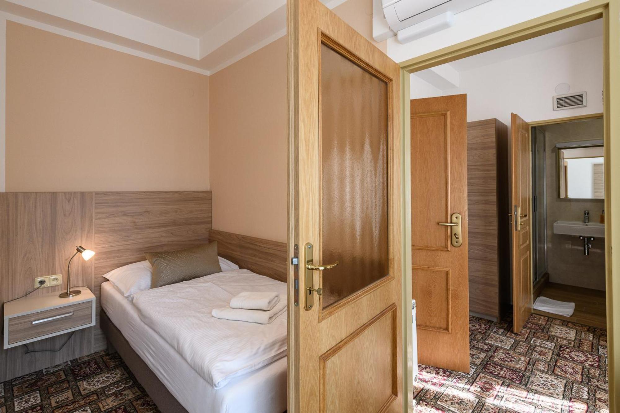 Sport-V-Hotel Хротовице Экстерьер фото