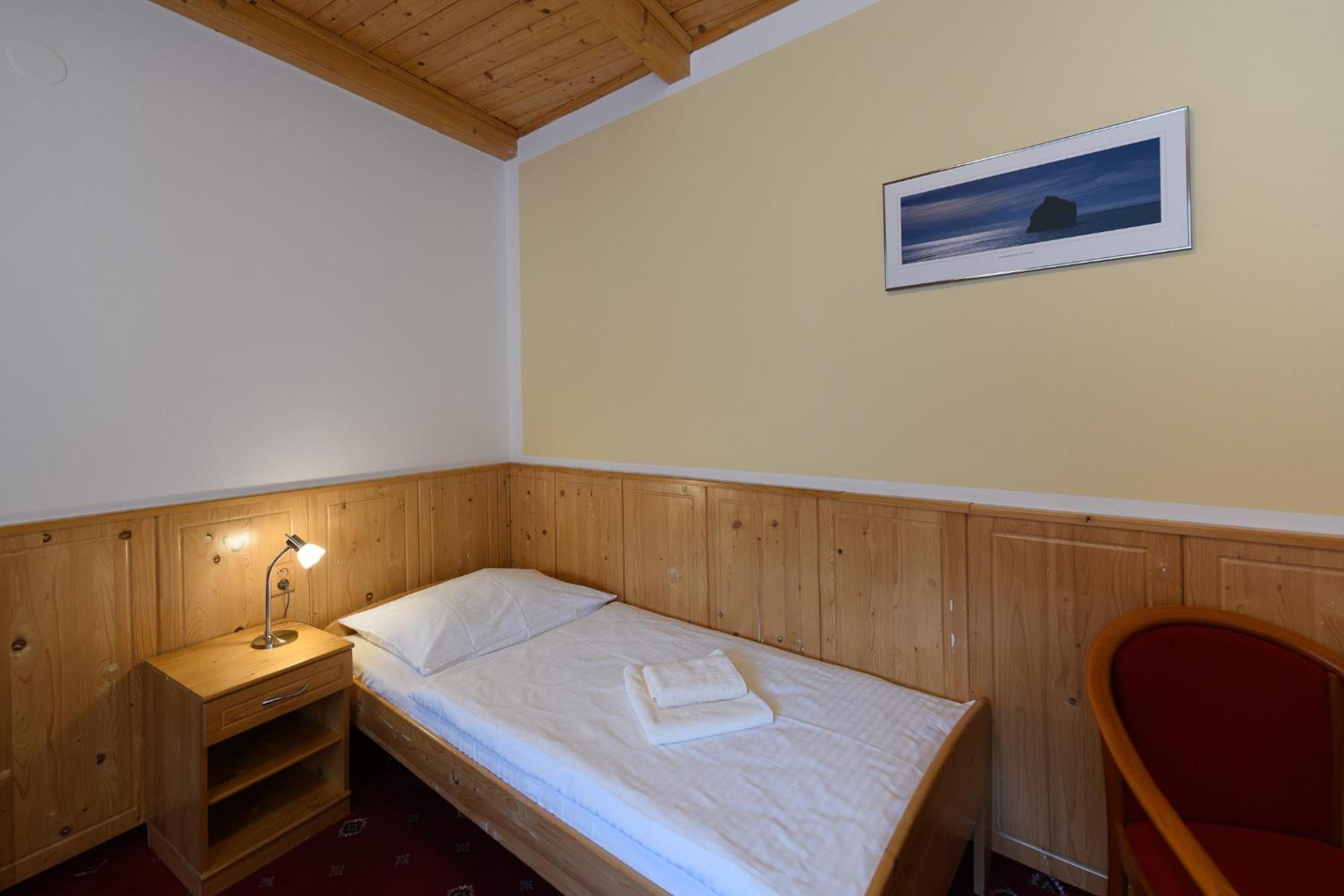 Sport-V-Hotel Хротовице Экстерьер фото