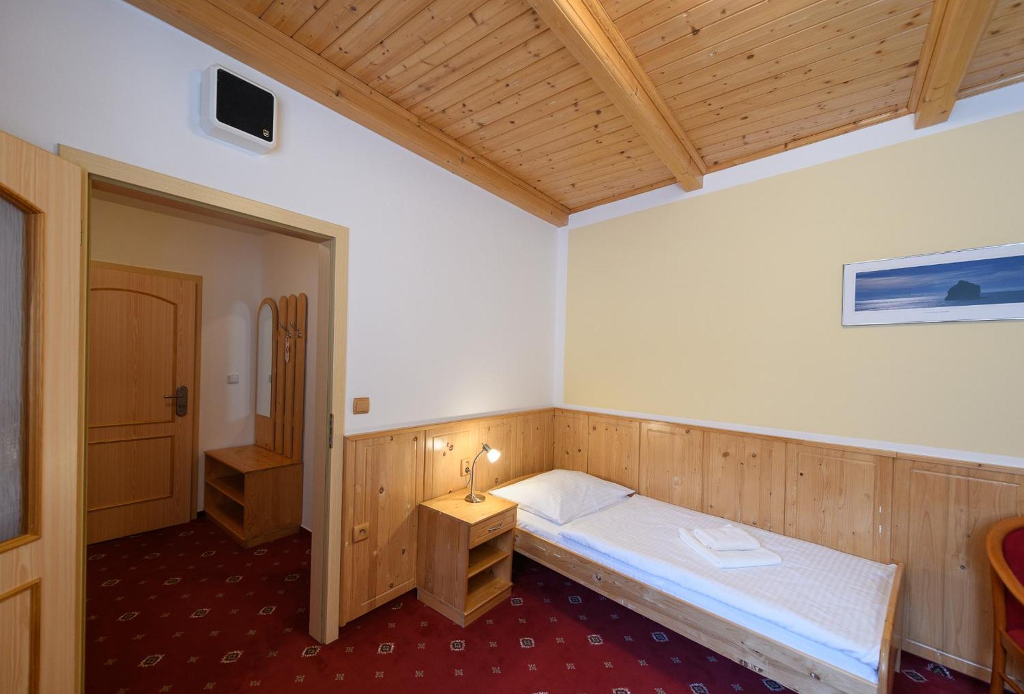 Sport-V-Hotel Хротовице Экстерьер фото