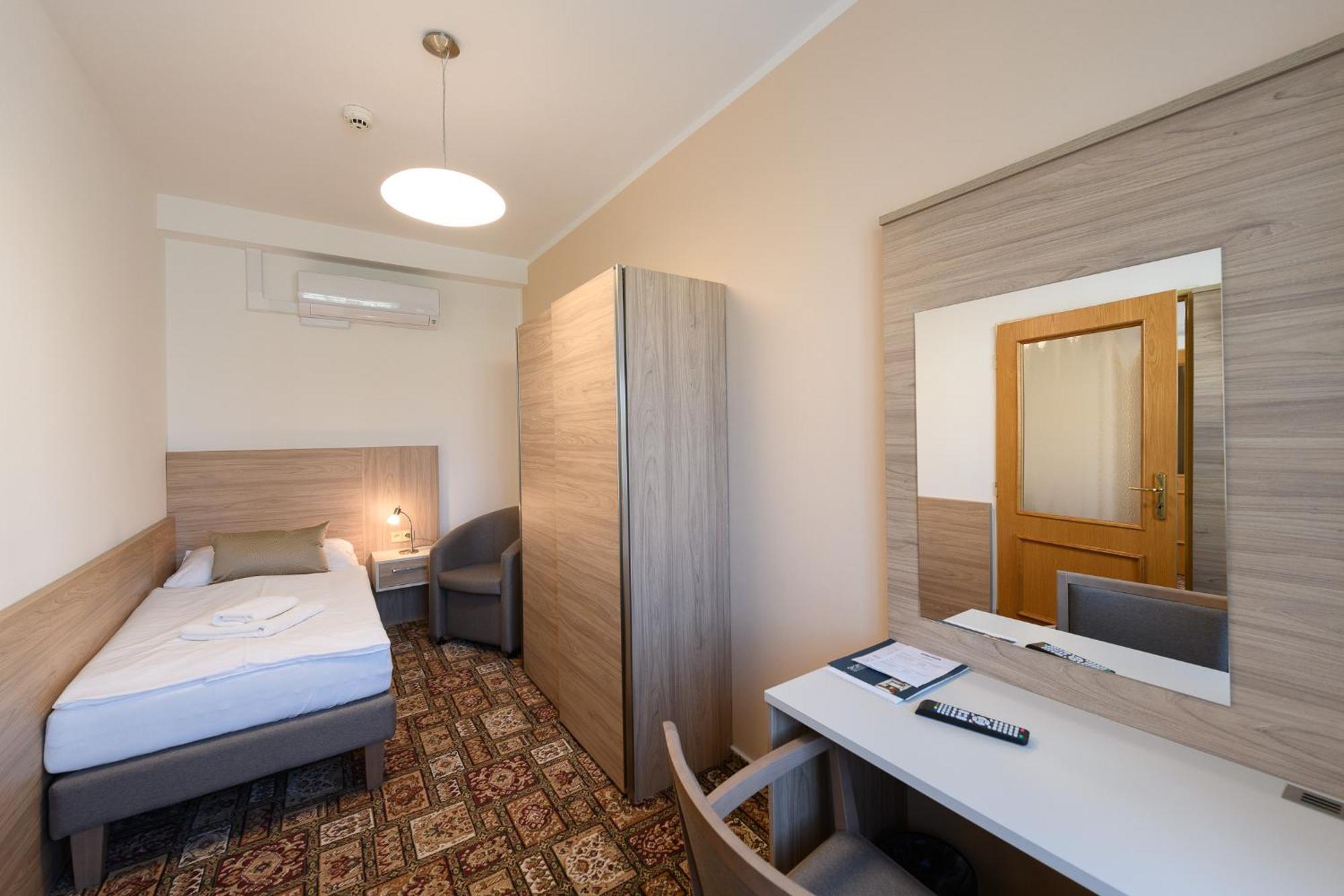 Sport-V-Hotel Хротовице Экстерьер фото