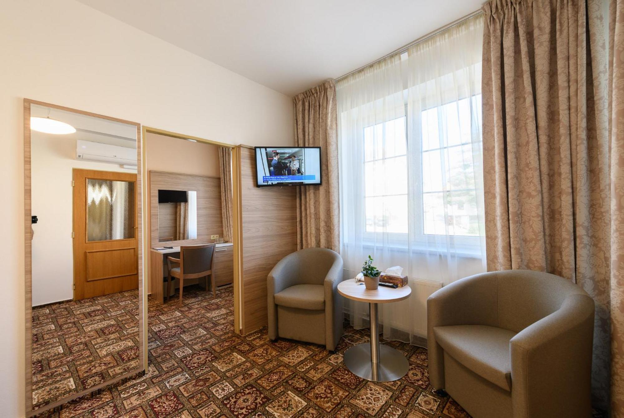 Sport-V-Hotel Хротовице Экстерьер фото