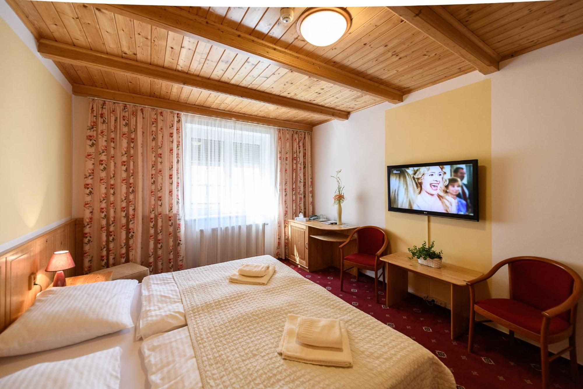 Sport-V-Hotel Хротовице Экстерьер фото