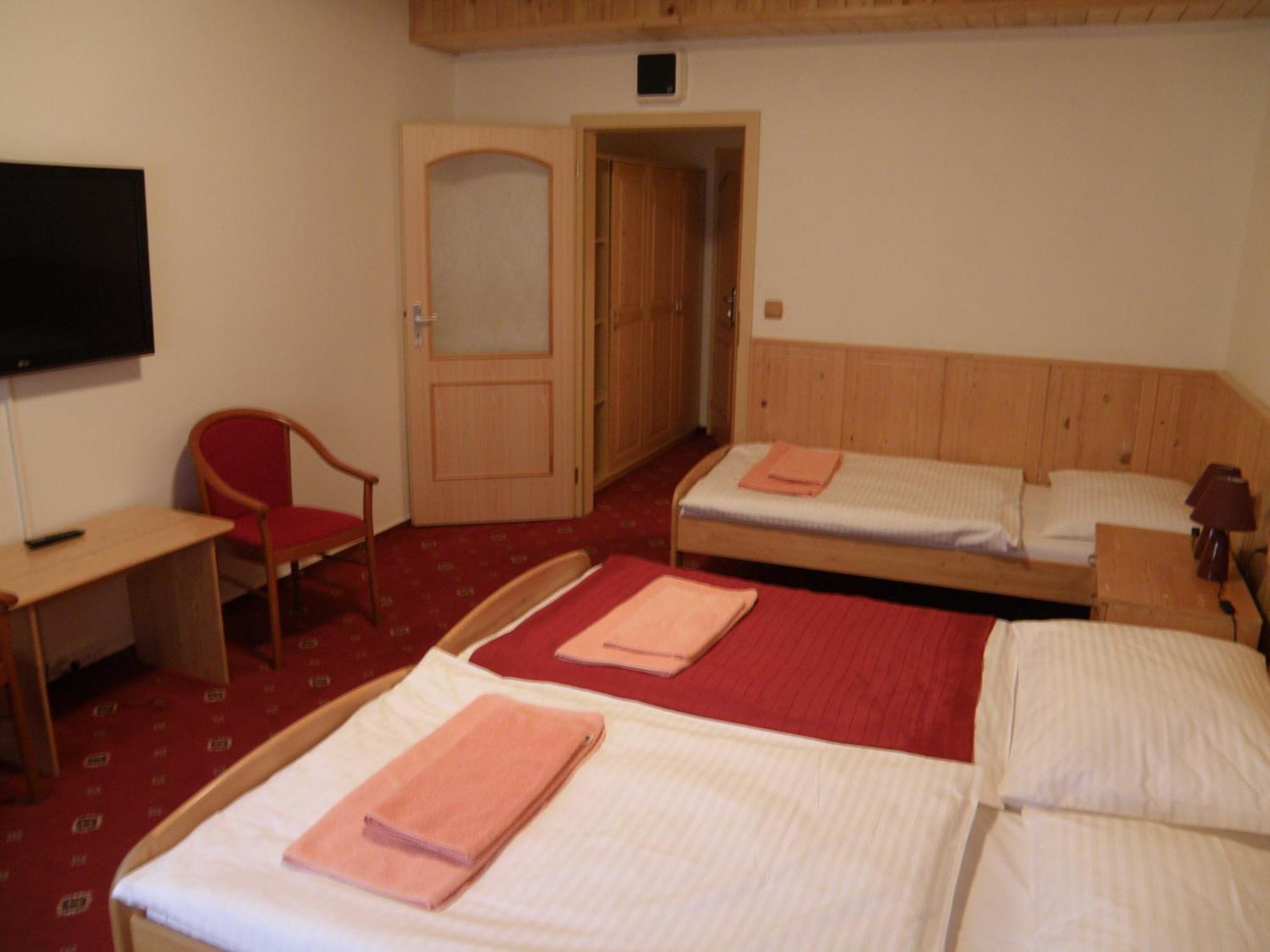 Sport-V-Hotel Хротовице Экстерьер фото