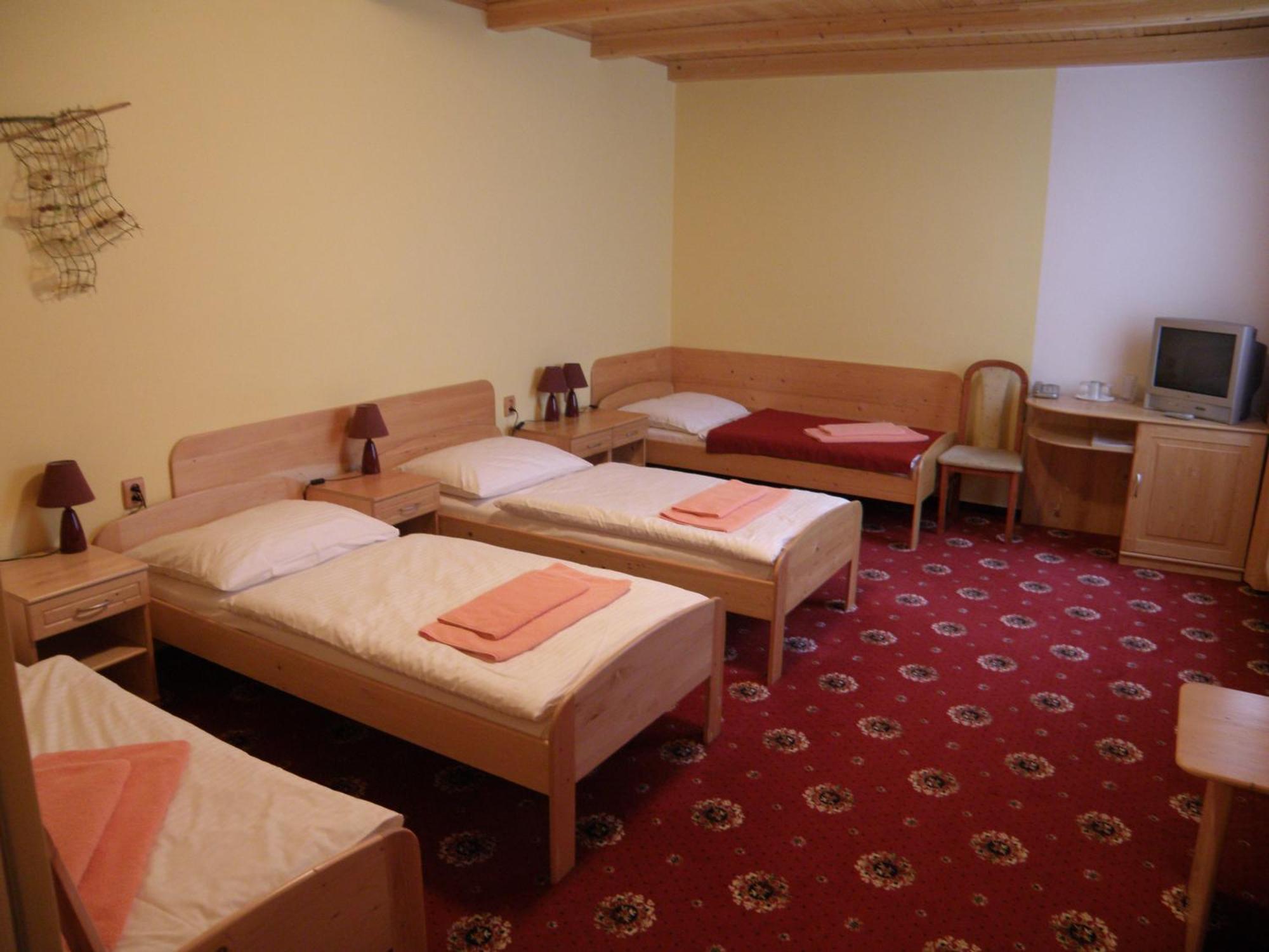 Sport-V-Hotel Хротовице Экстерьер фото