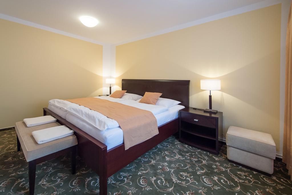 Sport-V-Hotel Хротовице Экстерьер фото