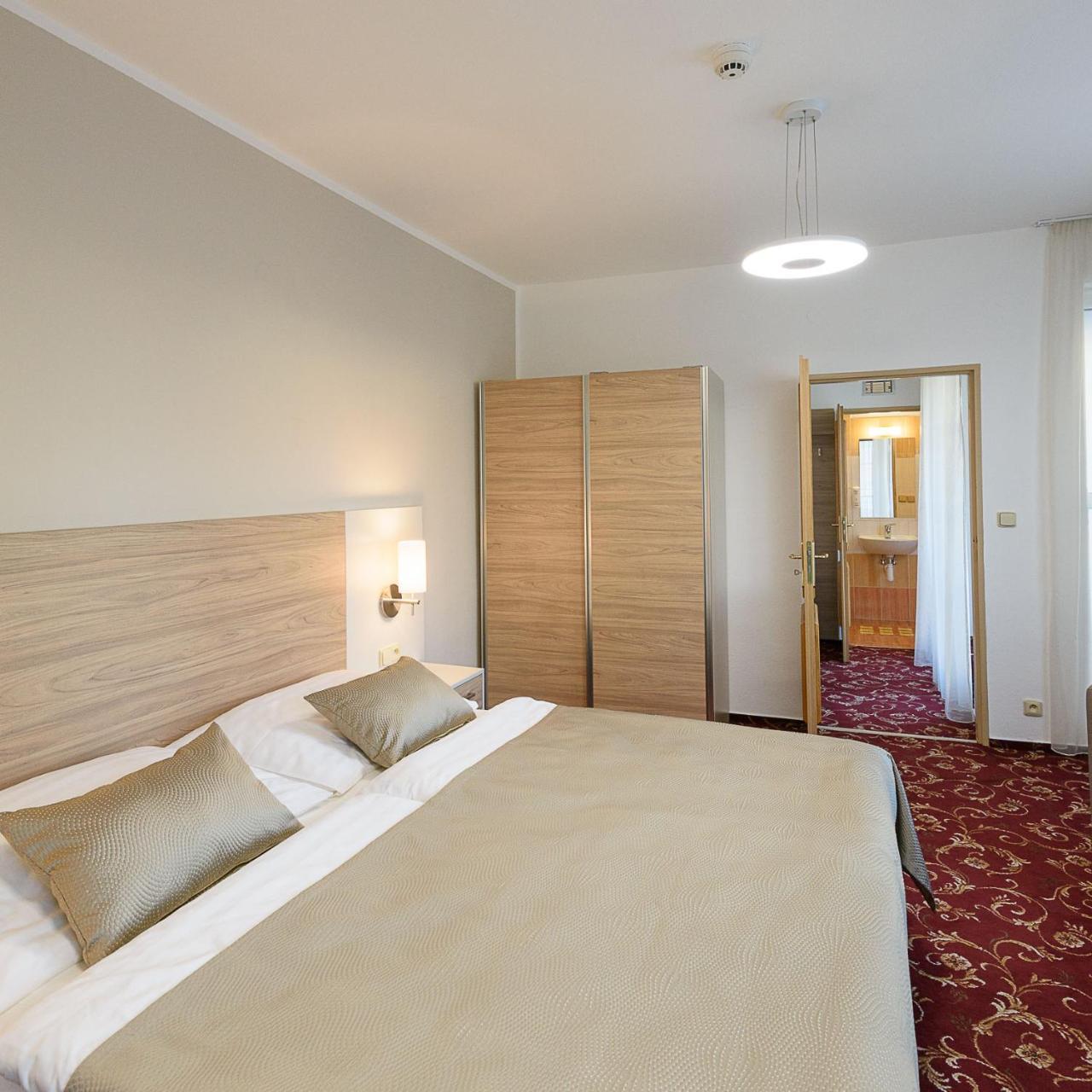 Sport-V-Hotel Хротовице Экстерьер фото