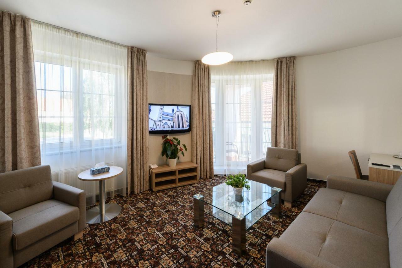 Sport-V-Hotel Хротовице Экстерьер фото
