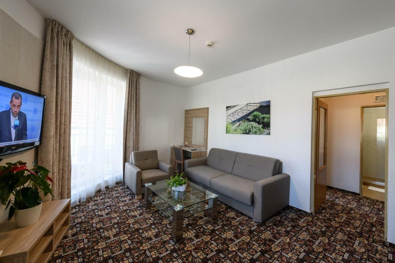 Sport-V-Hotel Хротовице Экстерьер фото